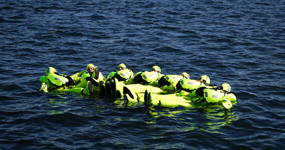 FOTOD ⟩ Mereväelase baaskursus lõppes 24-tunnise päästeparve harjutusega