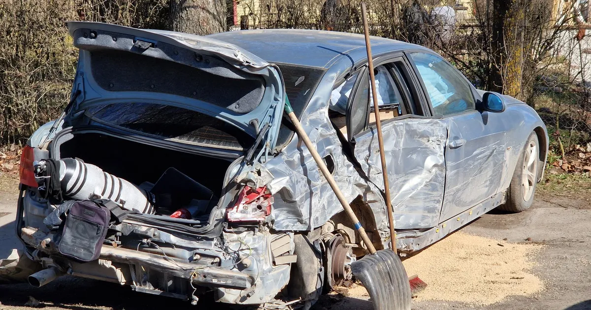 Pildid ⟩ Hullumeelne kihutamine linna vahel lõppes kahele autole avariiga