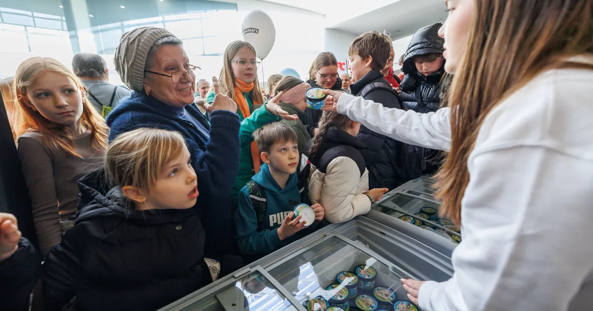 GALERII ⟩ Tasuta jäätis tõi Tallinna kaubanduskeskusesse sadu noori