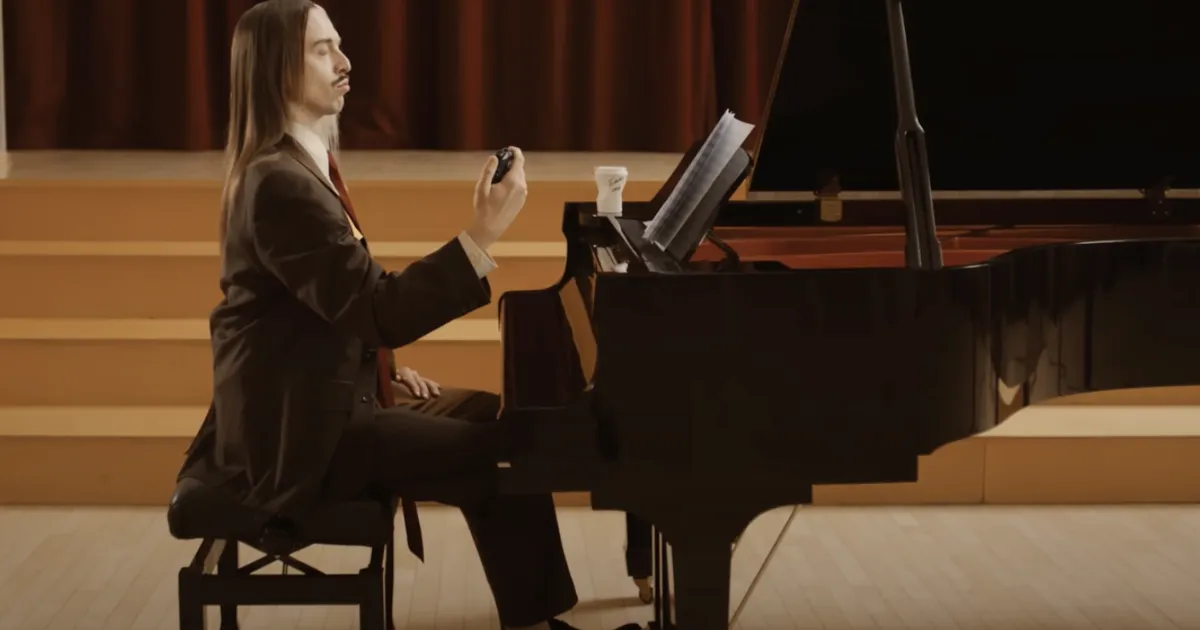 VIDEO ⟩ Unustage Espresso Macchiato, see on Tommy Cashi kõige veidram etteaste