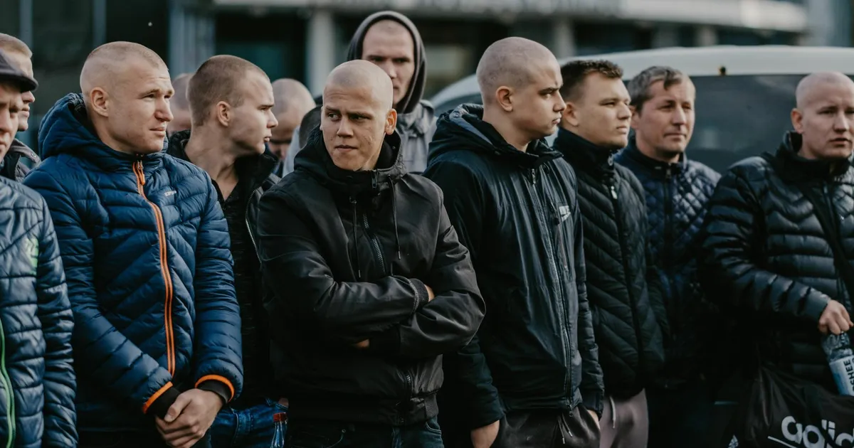 JONAS NAHKOR ⟩ Tee mehelikkuse juurde on rohtu kasvamas