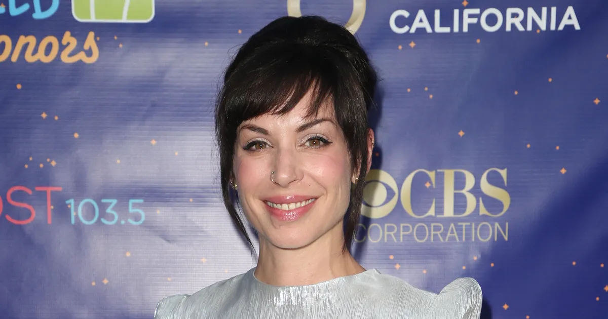 MILLINE MÄRUL! ⟩ Ansambli Weezer bassimängija naine sai politseilt kuuli ja süüdistuse mõrvakatses