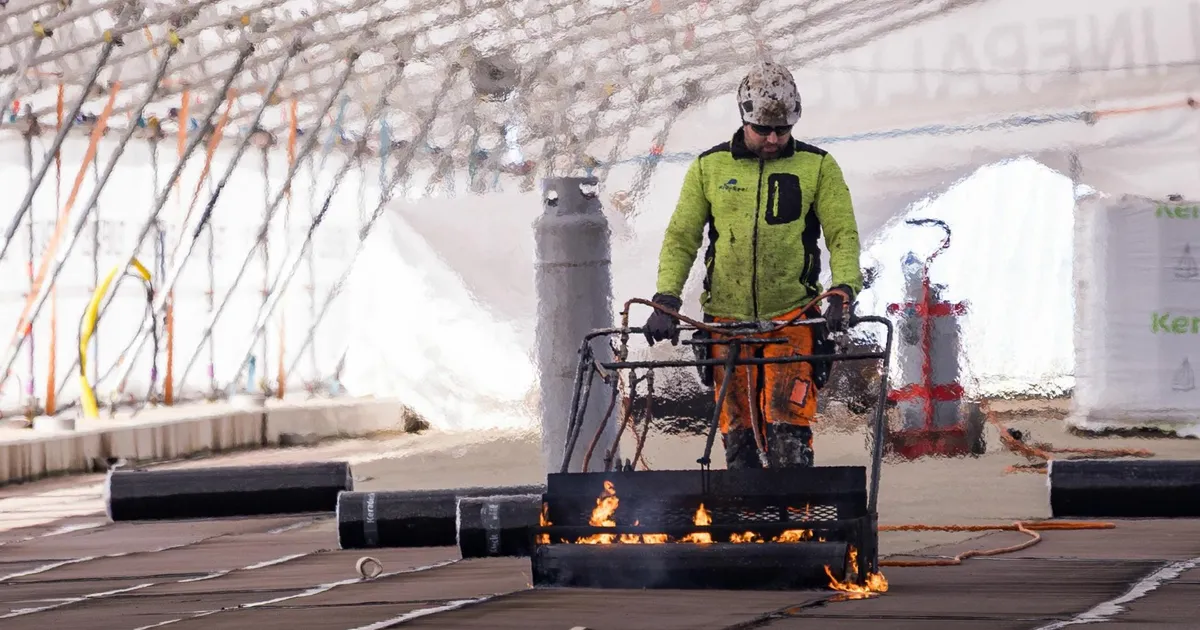 Galerii ⟩ Rääma sillale püstitatud hiigeltelgi all antakse kuuma. Sõna otseses mõttes