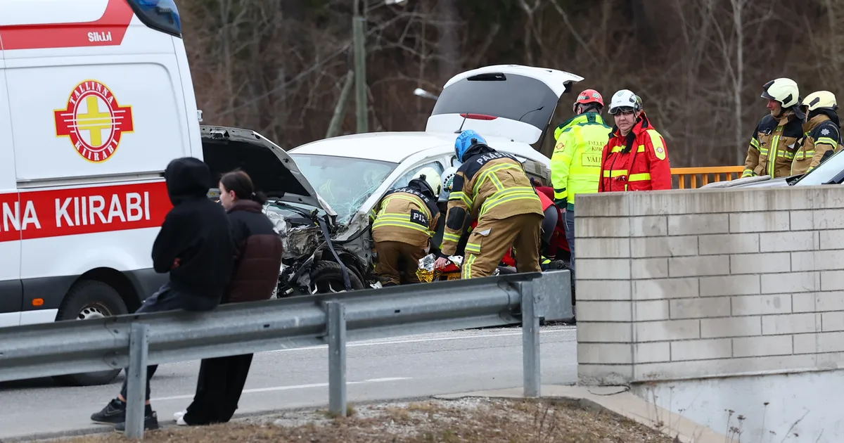 FOTOD ⟩ Harjumaal põrkasid kaks sõiduautot omavahel kokku, üks inimene viidi haiglasse