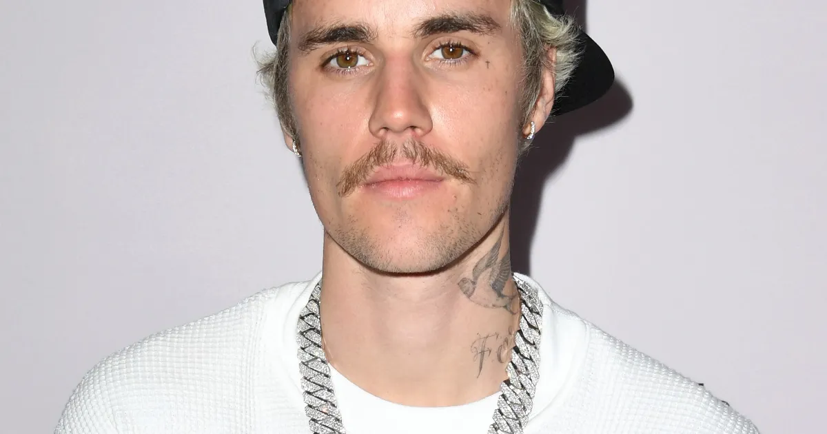 VIDEO ⟩ Veidra käitumisega palju kõneainet tekitanud Justin Bieber ärritus paparatsode peale: kaduge minema siit!