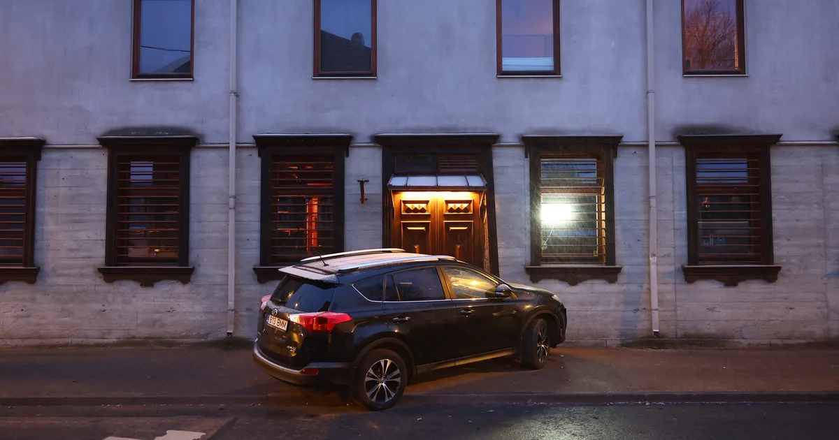 FOTOD ⟩ Tallinnas kihutas autojuht vastu kortermaja seina