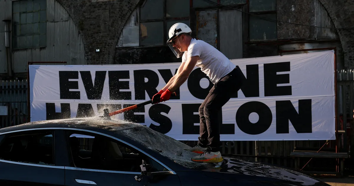 FOTOD JA VIDEO ⟩ Vaata, kuidas Londonis Muski-vastases protestis tehti Teslast vanaraud