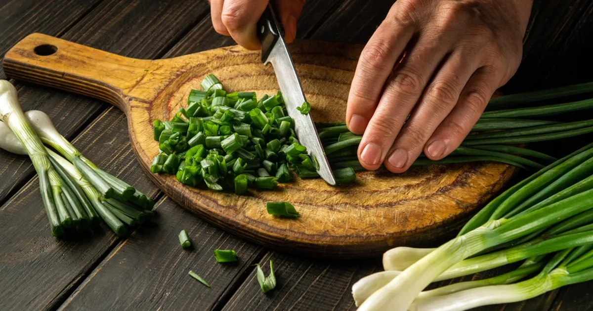 Kasvata rohelist sibulat lõputult – vaid ühest poekimbust piisab!