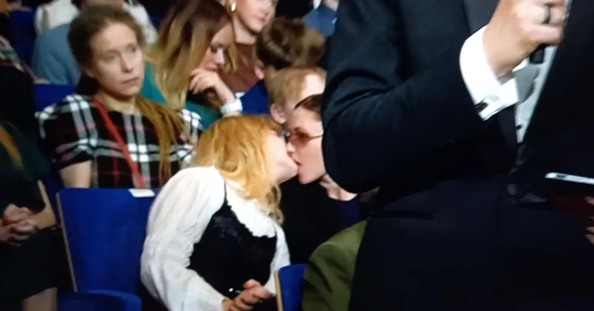 KUUM VIDEO ⟩ Muusik Valge Tüdruk üllatas EFTA gaalal kirgliku suudlusega