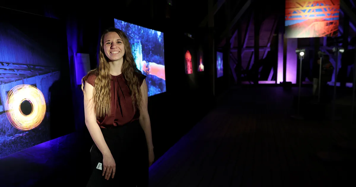 GALERII ⟩ Valgusmaaling aitas Pallase tudengil teha näituse Toomel pimedale pööningule