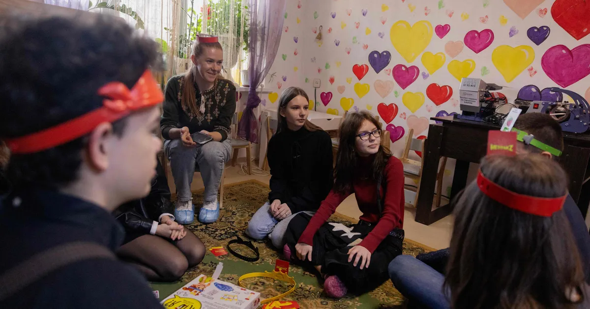 Slovjanski noored üritavad kuklasse hingavas sõjas mitte pead kaotada