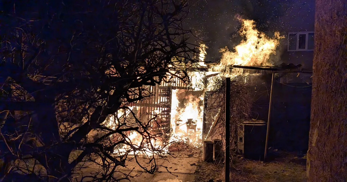 PILDID ⟩ Tartus Ropka tööstusrajoonis põles öösel puukuur