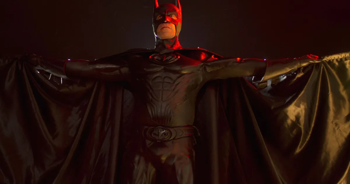 VIDEO ⟩ Batmaniks ja Robiniks riietunud Londoni politseinikud võtsid petturid kinni