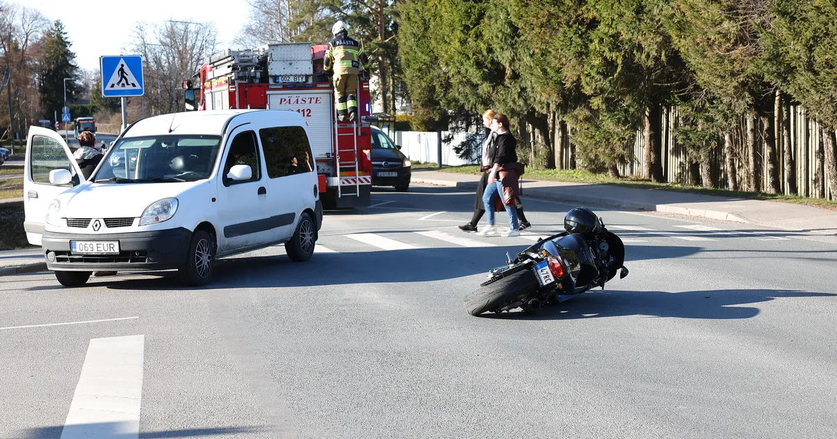 FOTOD ⟩ Viimsis põrkasid mootorrattur ja kaks sõiduautot kokku