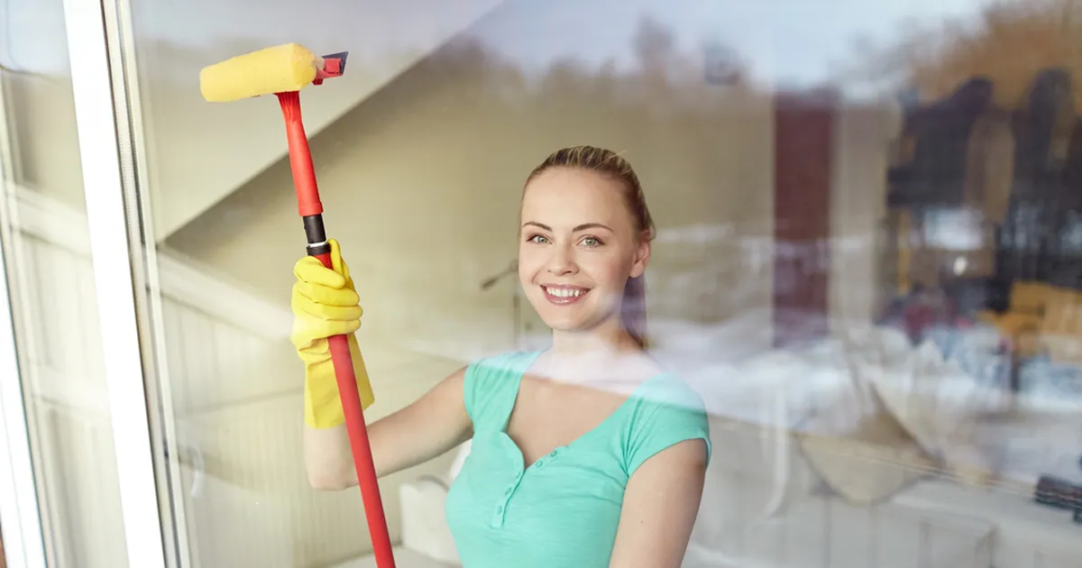 KIIRELT JA LIHTSALT ⟩ Eesti koristusproff selgitab, kuidas aknad säravalt puhtaks saada