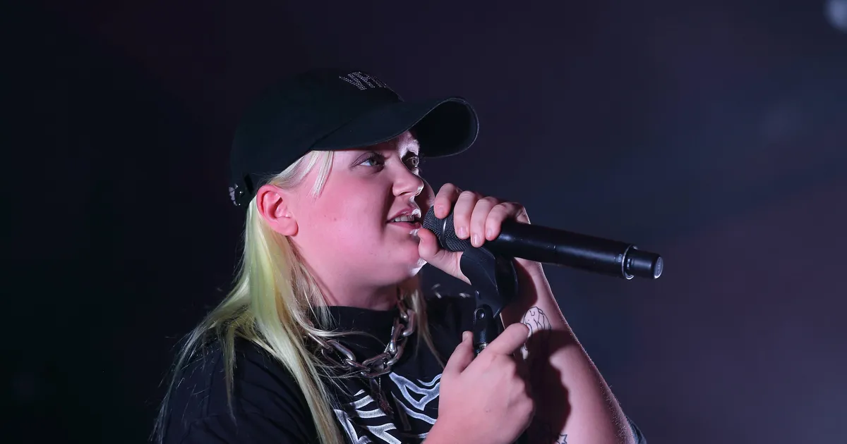 SÜDAMLIKUD KLÕPSUD ⟩ «Nüüd oled kõige eest kaitstud ja ebaõiglus sind enam ei piina!» Soome popstaar Alma jättis isaga hüvasti