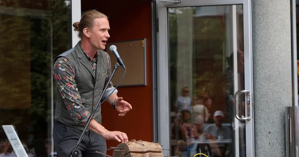 PULMAFOTOD ⟩ Muusik Silver Sepp saatis tütre altari ette