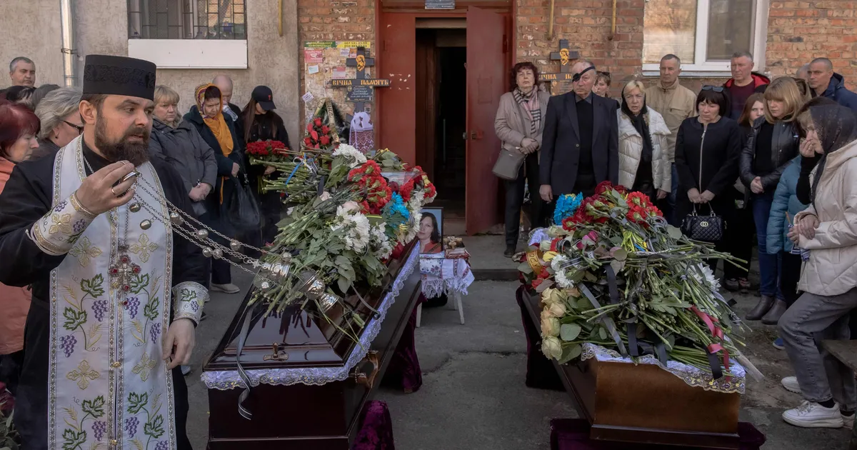 «Ootan, et näeksin teda öösel unes»: Sumõ verise pühapäeva ohvrite lähedased võitlevad matustel abitusega