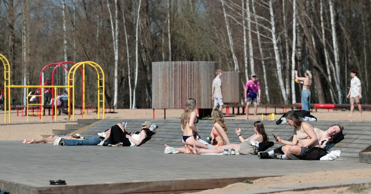 GALERII ⟩ «Miks ta siis ei võta!» Kevadpäike meelitas randa esimesed päevitajad ja ka lilled õitsele