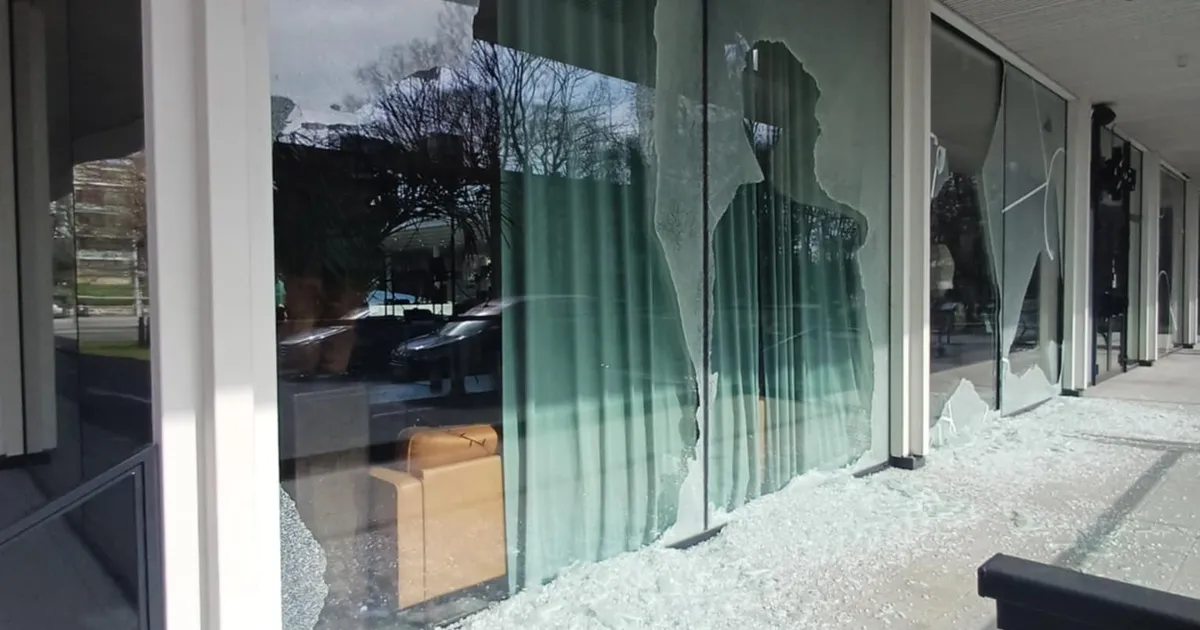 VANDAALID TALLINNA KESKLINNAS ⟩ Sten-Erik Jantsoni restoraniaknad visati sisse: kahju küündib saja tuhande euroni