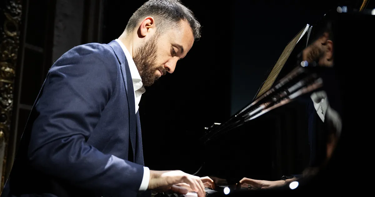 MÄNGIB ÜHTE PALA SADU KORDI ⟩ Tipp-pianist valmistub 16 tundi kestvaks kontserdiks. Kuidas ta sööb või tualetis käib?