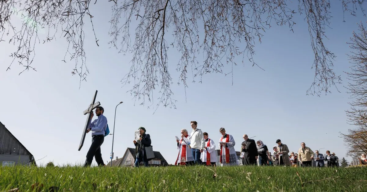 GALERII ⟩ Kirikulised läbisid suurt risti kandes olulise teekonna