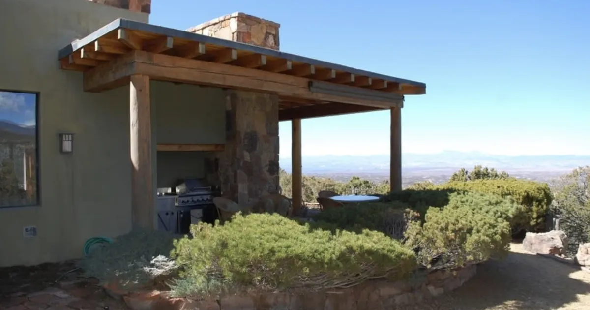 PILDID KODUST ⟩ Politsei avalikustas fotod Gene Hackmani ja Betsy Arakawa ehmatavatest elutingimustest