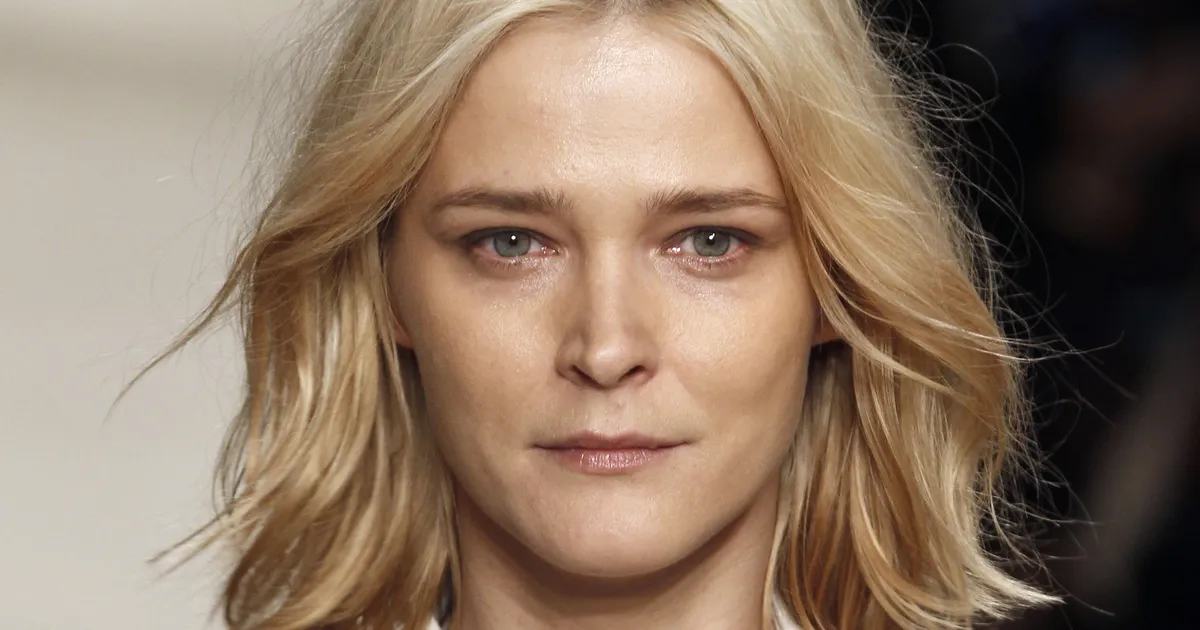 ARMAS KLÕPS ⟩ Carmen Kass näitab, kui suureks on tema poeg kasvanud