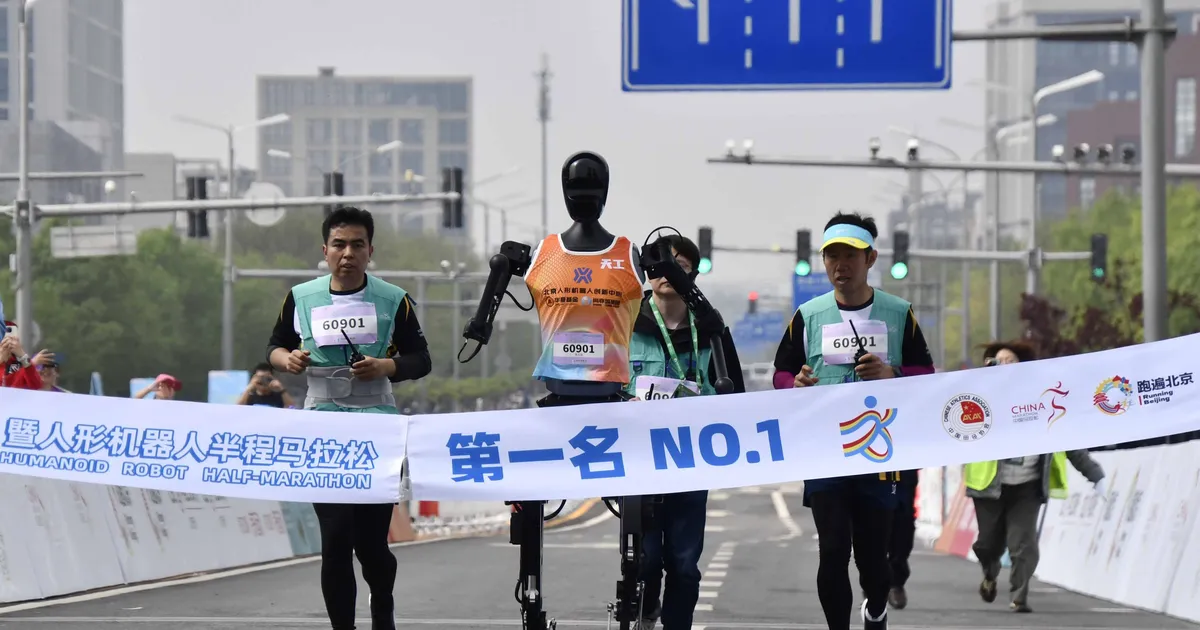 VIDEO ⟩ Tulevik ongi kohal? Robotid võtsid inimestega mõõtu poolmaratonis