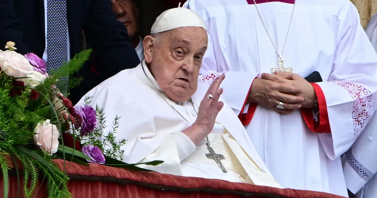 VIDEO ⟩ Eluohtlikust kopsupõletikust taastuv paavst tervitas Vatikanis ülestõusmispühi tähistavaid inimesi