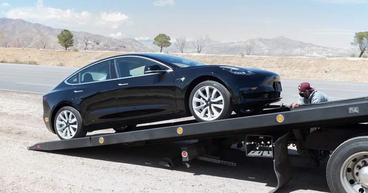 Jõhker tüssaja? ⟩ ​Nagu veel vähe oleks – Musk vist puges oma toodetud autodesse ja häkkis läbisõidud pikemaks