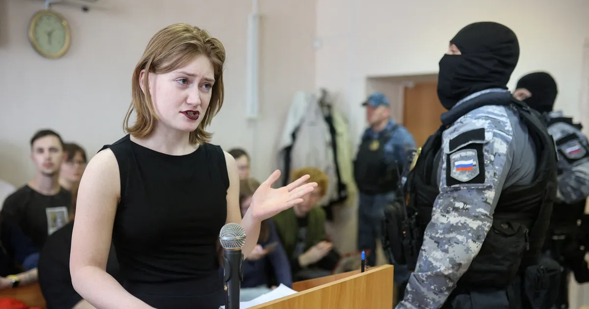 19-aastane venelanna mõisteti vangi sõjavastase luule pärast