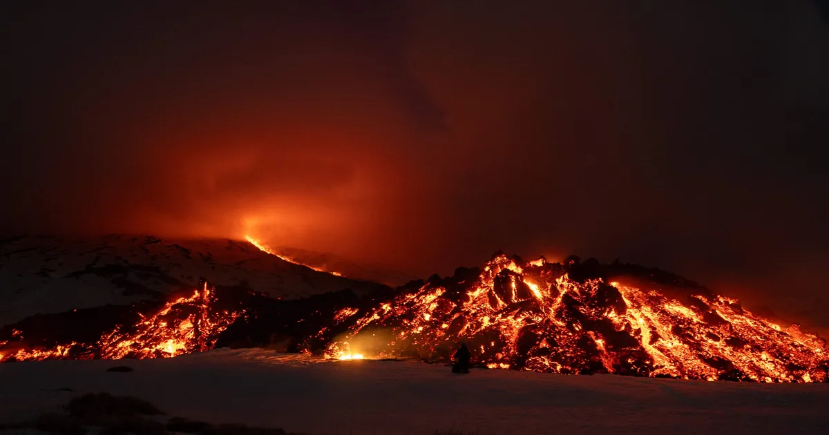 VIDEO ⟩ Sitsiilias hakkas taas purskama Etna vulkaan