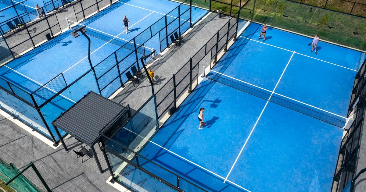 Hotelliärimehe padeliväljak lammutab Haapsalu kohalikku võimu