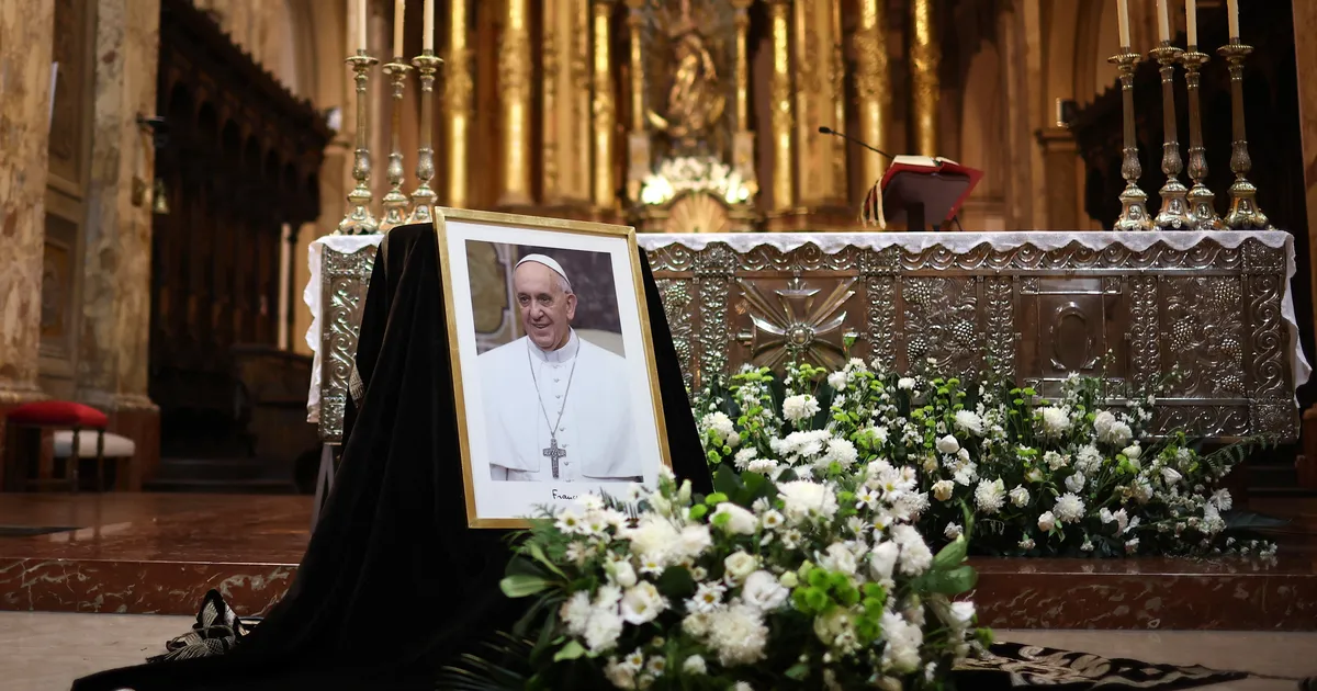 Paavst Franciscuse surm lõi Itaalia jalgpallikalendri uppi