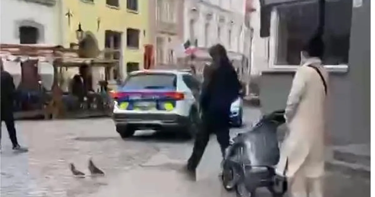 VIDEO ⟩ Tallinlasele jäi vanalinnas silma arvukalt operatiivautosid. «Kas juhtus midagi?»