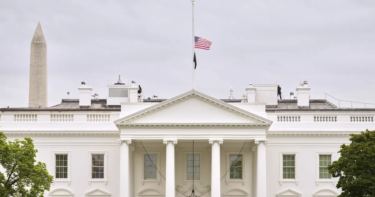 Trump käskis riigilipud paavsti mälestamiseks poolde masti tõmmata