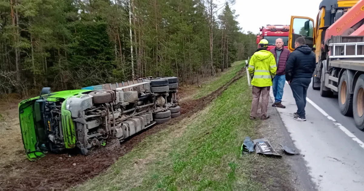 FOTOD ⟩ Kraavi sõitnud veok häirib Tallinna-Paldiski maanteel liiklust