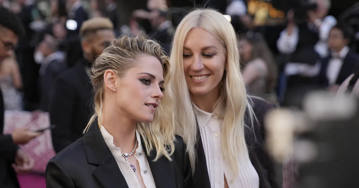 VIDEO JA FOTOD ⟩ Biseksuaalne «Videviku» staar Kristen Stewart astus sõbratariga välisöögikohas altari ette