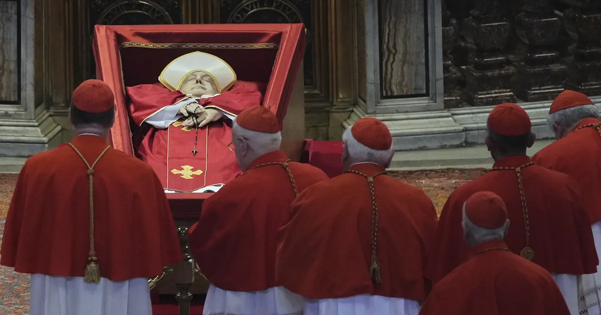 FOTOD ⟩ Paavst Franciscuse kirst jõudis Püha Peetruse kirikusse