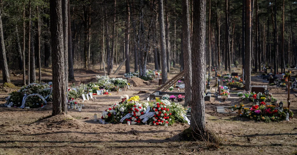 Tallinnas Rahumäe kalmistult pandi pihta ligi 100 kilo kaaluv hauakivi