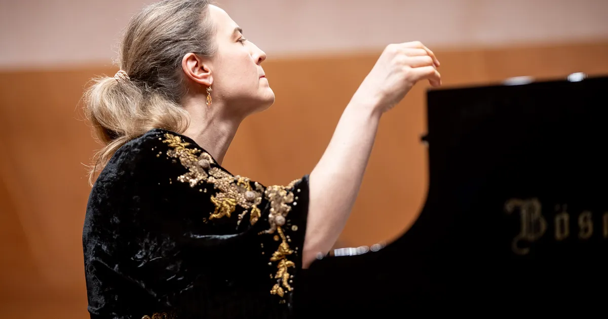 GALERII ⟩ Õhk nõiduslikest helidest paks: imetabane Age Juurikas andis EMTAs kontserdi