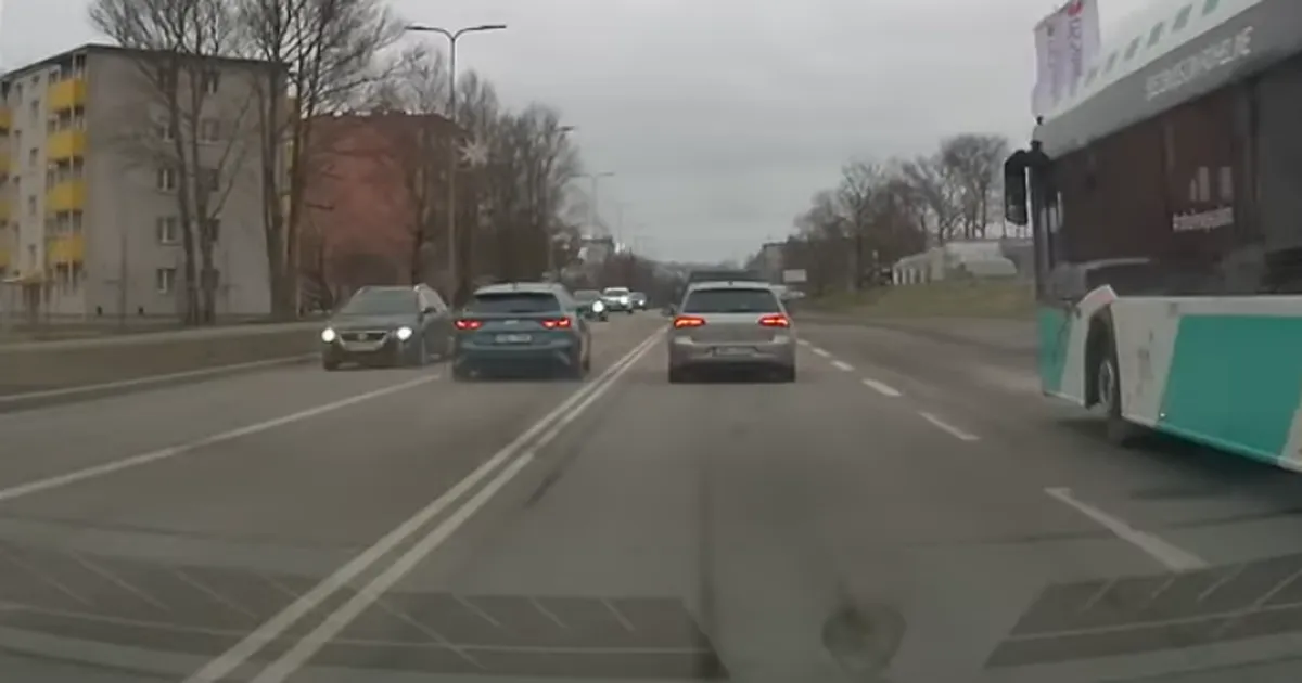 VIDEO ⟩ Politsei tabas hoolimatu möödasõidu teinud juhi tänu sotsiaalmeediapostitusele