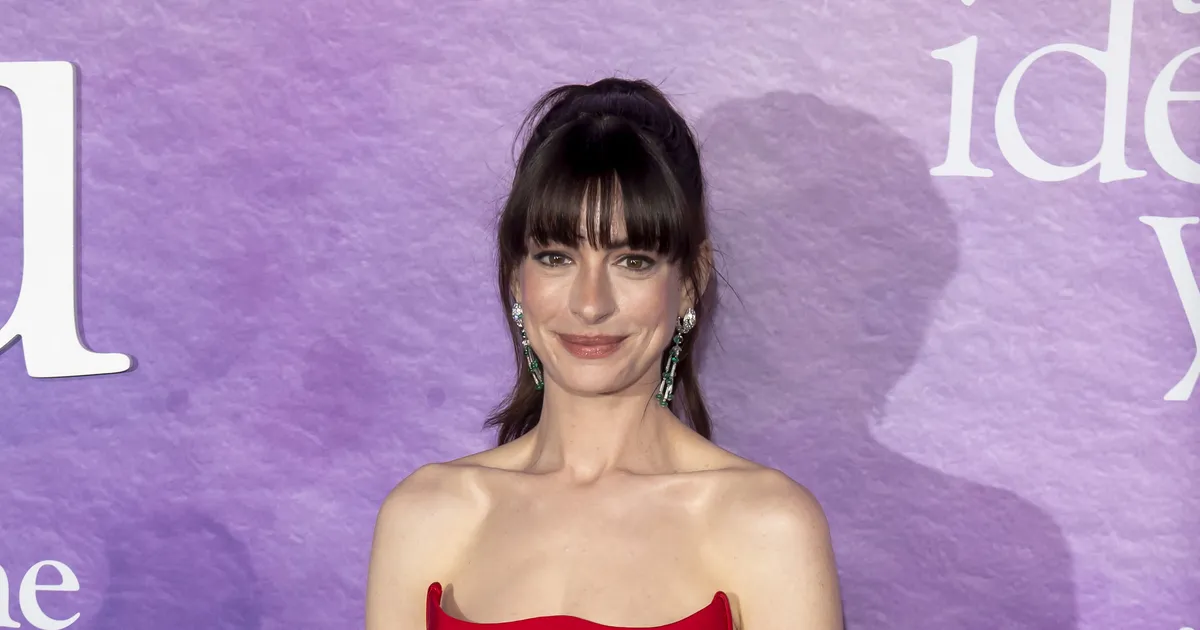 PILT ⟩ Fännid kahtlustavad: kas Anne Hathaway on salaja noa all käinud?