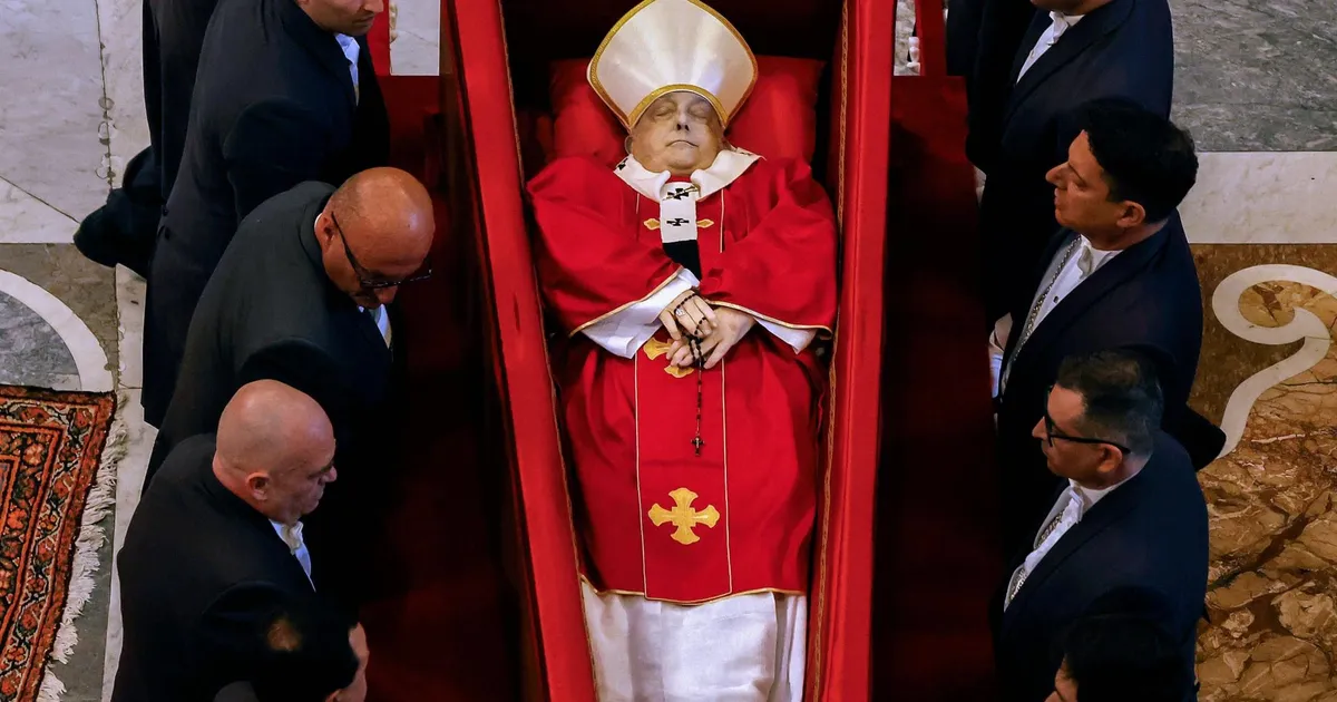 Arstid selgitavad: miks on paavst Franciscuse näol suur tume laik?