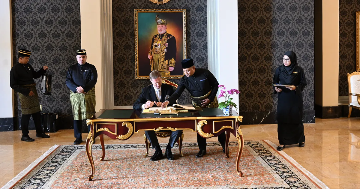 Eesti suursaadik Malaisias andis kuningale üle volikirja