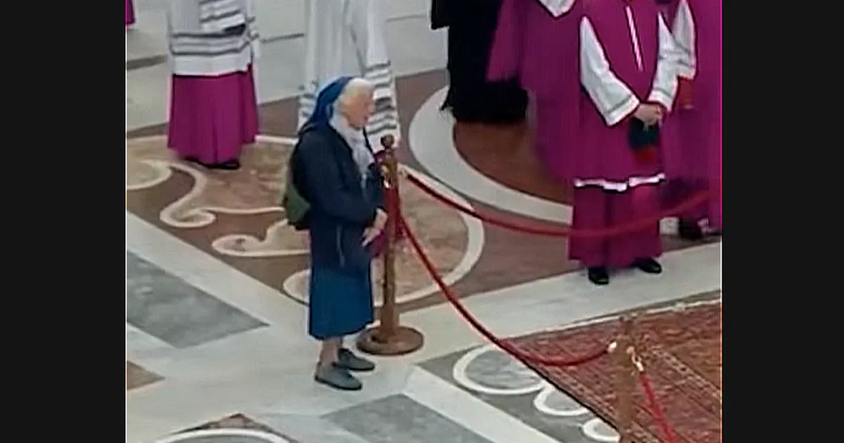 VIDEO ⟩ Südantliigutav hetk Vatikanis: eakas nunn rikkus protokolli, et hüvasti jätta oma ammuse sõbraga