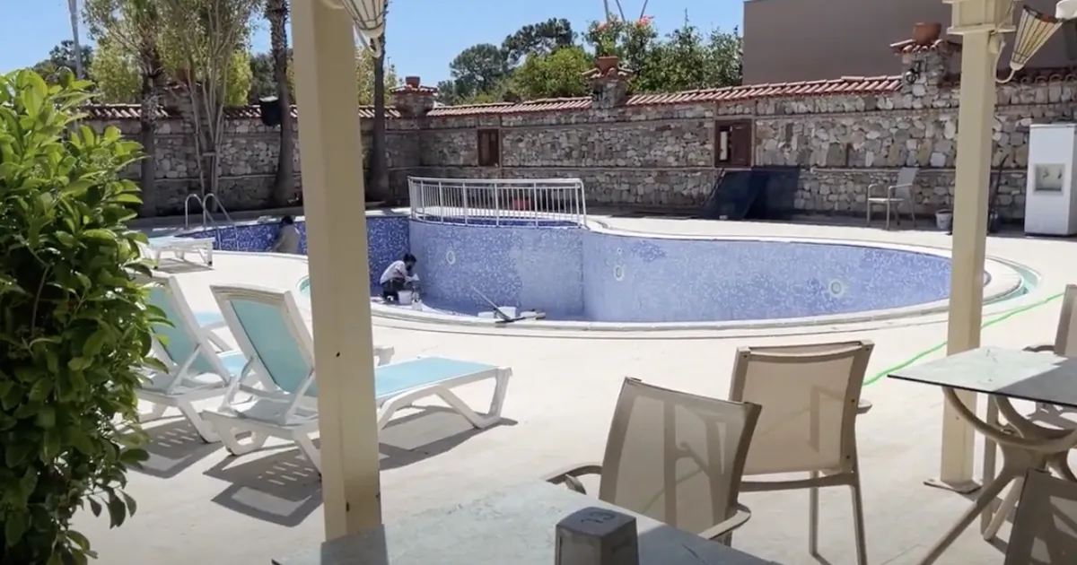 VIDEO ⟩ Eesti sisulooja sai Türgi hotellis kohutava kogemuse osaliseks: bassein oli tühi ja voodilinad olid pruunid