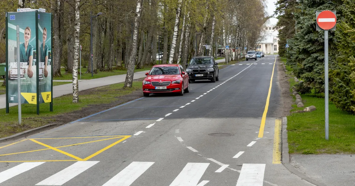 Piltuudis ⟩ Pärnu keskranna ääres tõsteti parkimiskohad teisele poole teed. Sellel on oma põhjus