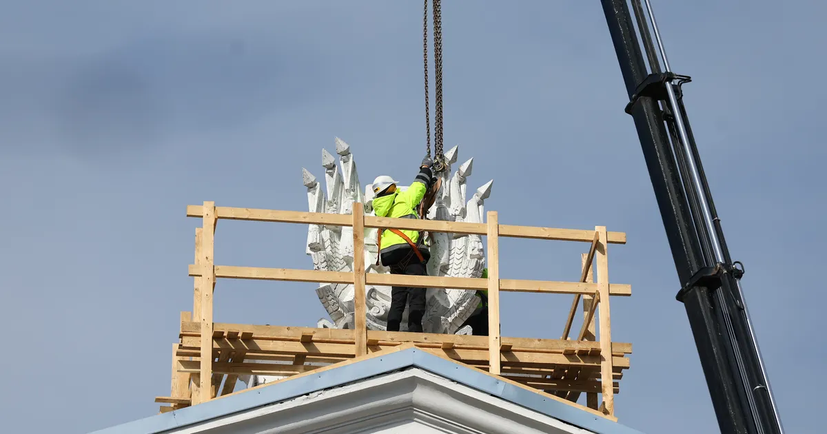 OTSEPILT ⟩ Vaata, kuidas Vene kultuurikeskuse fassaadilt nõukogude vapp eemaldatakse